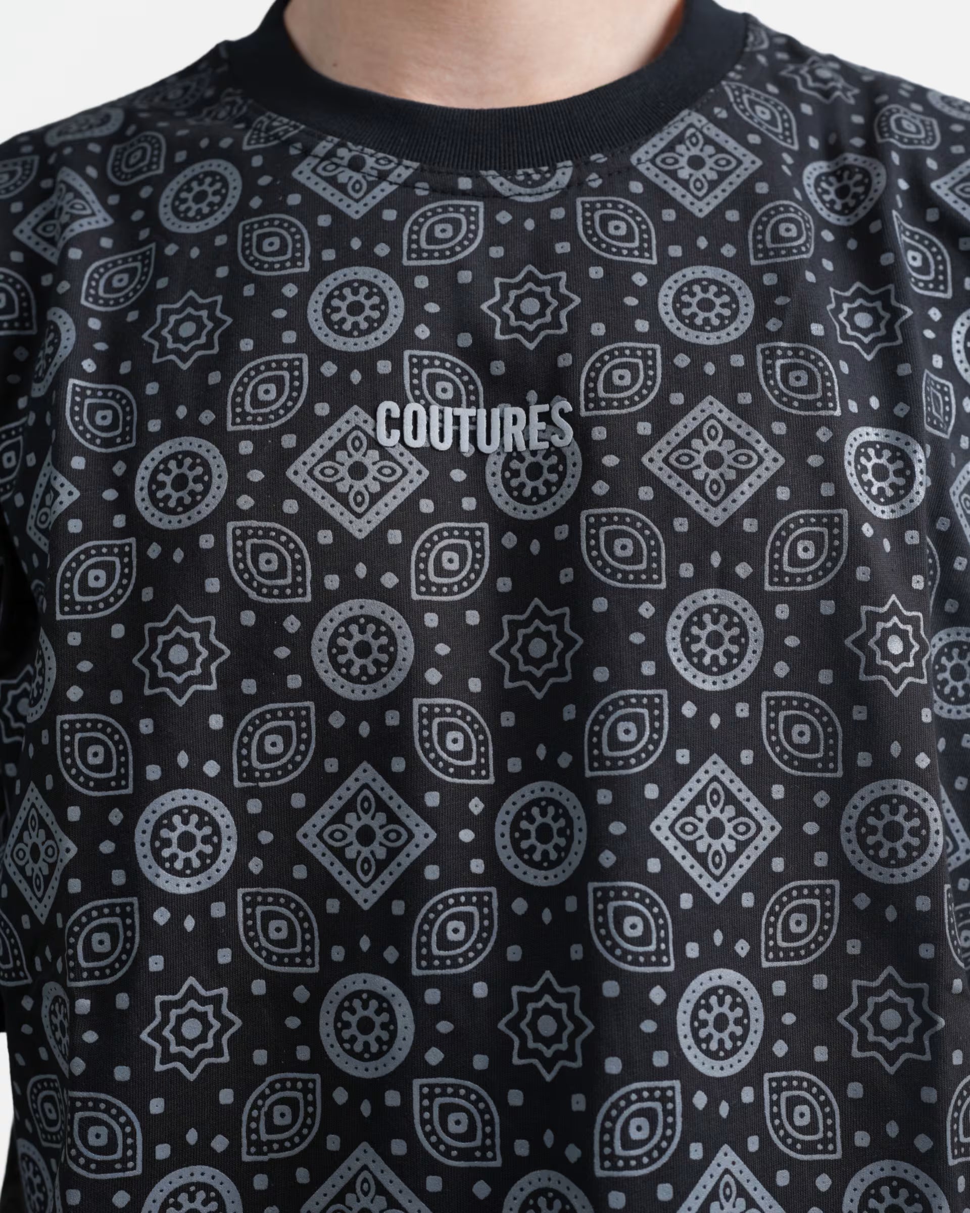 PAISLEY OVERZIED T-SHIRT - BLACK
